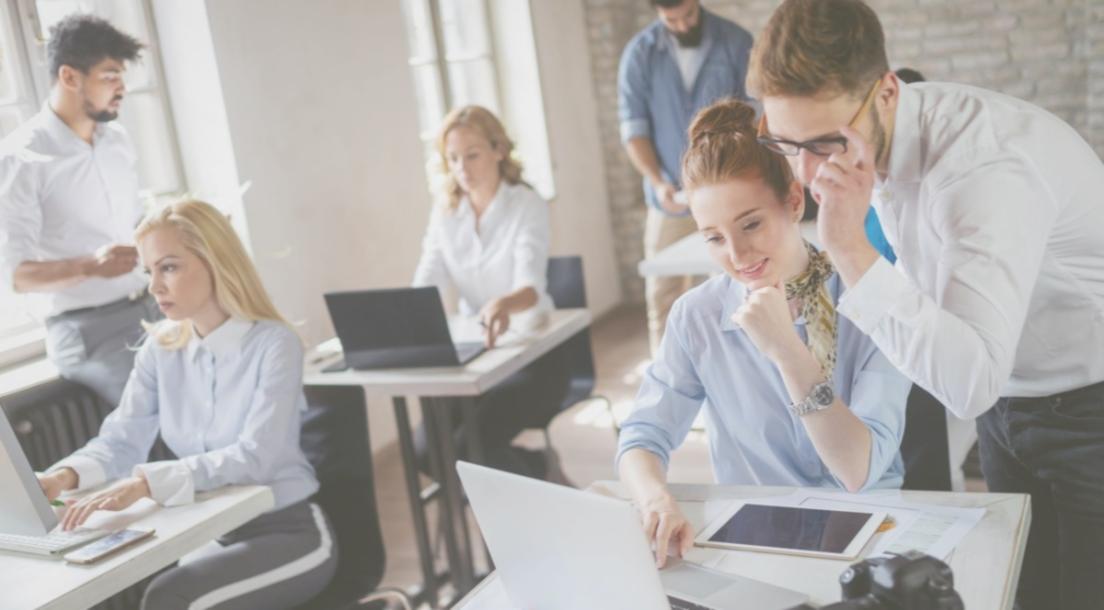 Teilnehmer arbeiten gemeinsam an Finanzmodellen während eines interaktiven Webinars